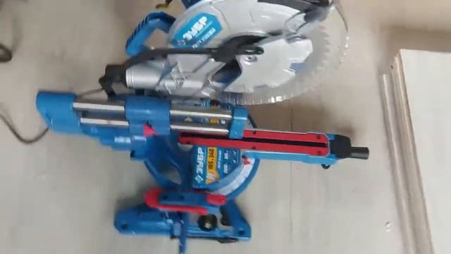 Пила торцовочная с протяжкой ЗУБР ППТ-305-П серия «ПРОФЕССИОНАЛ», распаковка и краткий обзор. смотреть онлайн