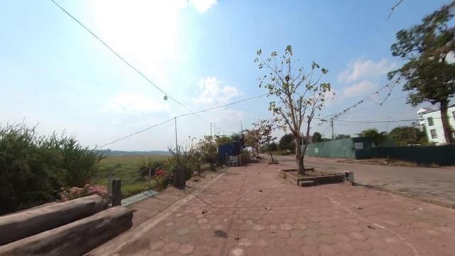 По берегу реки Меконг Лаос Вьентьян жара 37 градусов смотреть онлайн