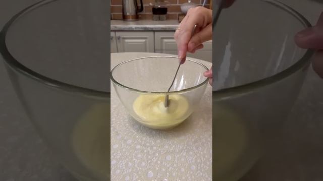 Крем для эклеров с плотной текстурой. Рецепт в комментариях! смотреть онлайн