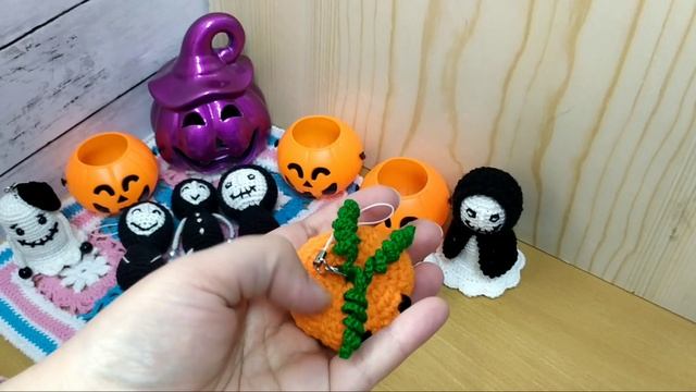 Вязание на хэллоуин. Маленькие игрушки крючком. Брелоки крючком. смотреть онлайн