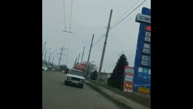 Шестёрка едет задом , ваз 2106 по дороге , жесть , смотреть всем , Россия Кулибин смотреть онлайн