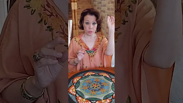 Азиза, за работой, создание Мандалы Цветок жизни  @AZIZA_MUHAMEDOVA#энергокартина #aziza #азиза