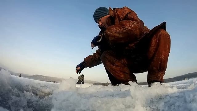 Первый лед - ноябрь 2016г. - 12 см - Рыбалка на Братском водохранилище ! смотреть онлайн