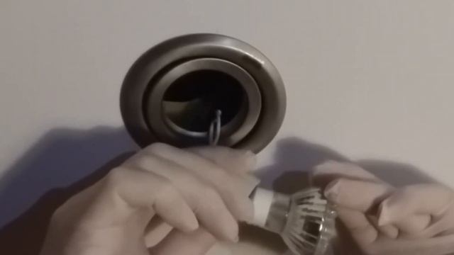 How to replace the light bulb GU10 LED, ceiling lighting (plasterboardS) смотреть онлайн
