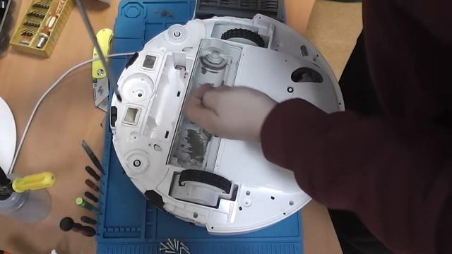 Робот пылесос xiaomi Mi Robot Vacuum Mop Essential - разборка. Проблема с колесом и влажной уборкой смотреть онлайн