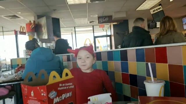 Real Life LOL Surprise Dolls go to McDonald's! смотреть онлайн