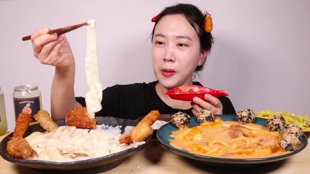 핑떡 매콤로제떡볶이 3단계 매운맛?크림떡볶이 넓은당면 소세지,생파스타면?모듬튀김,참치김치주먹밥 Spicy Rose Tteokbokki&Cream Tteokbokki Mukbang смотреть онлайн
