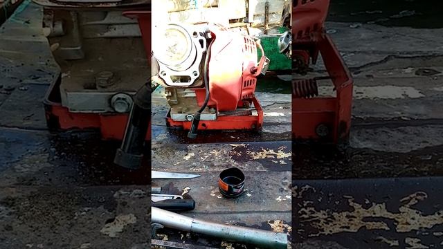 ДВИГАТЕЛЬ ДЛЯ МОТОБЛОКА "БЕЛОРУС" 09н. Приспособление.Вставляем поршень с кольцами в цилиндр. смотреть онлайн