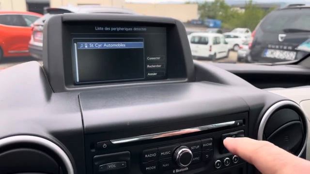 Peugeot Partner, Citroen Berlingo, Associer son téléphone et lire la musique en bluetooth смотреть онлайн