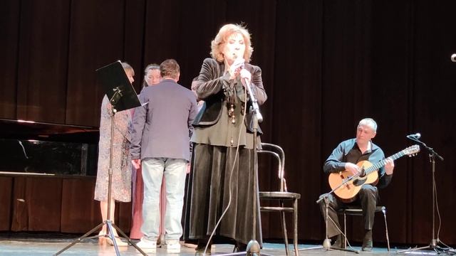 Елена Камбурова - "Молитва" (Пока Земля еще вертится) Б.Окуджава. Участвуют артисты театра. смотреть онлайн