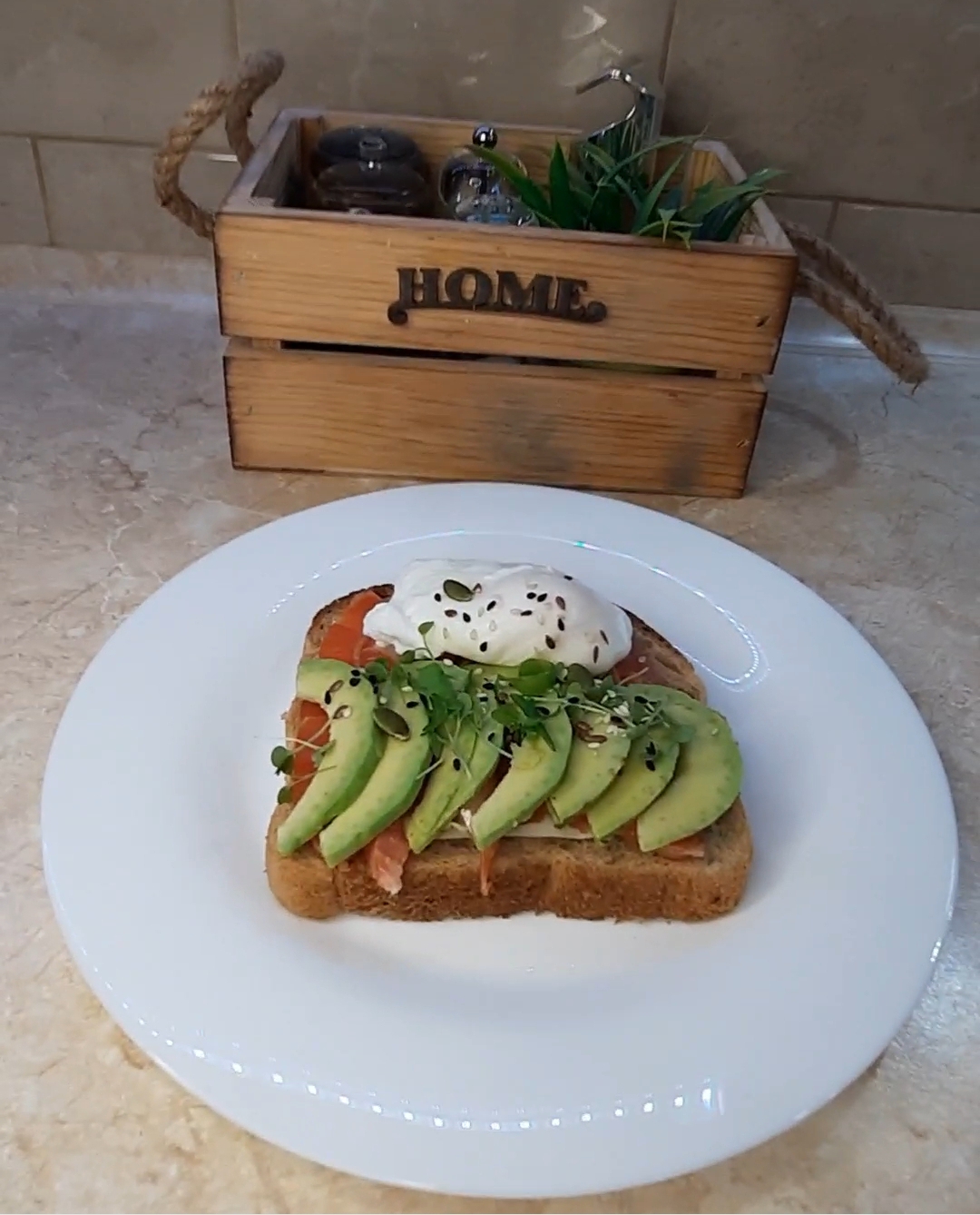 Чем позавтракать!? Брускетта с авокадо и яйцом пашот ?