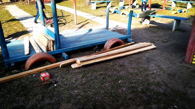 Сделал из дерева возле жилого дома детский автомобиль смотреть онлайн