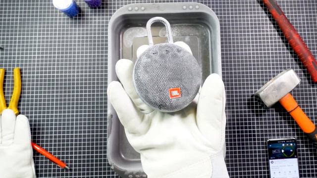 JBL Clip 3 VS Liquid Nitrogen (Best Bluetooth Speaker 2020) смотреть онлайн