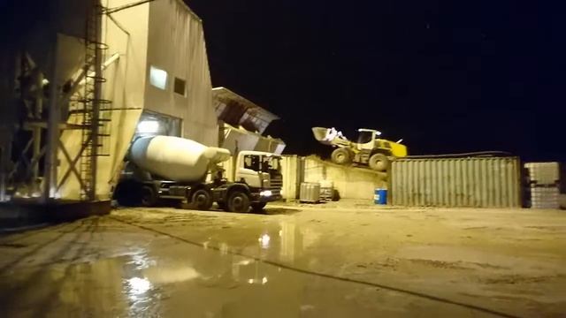 Работа на бетономиксере.. Начало смены.. Утренний позитив;-) смотреть онлайн