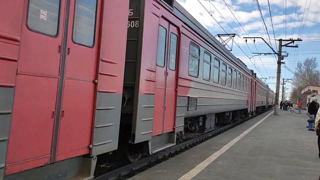 Электропоезд ЭД4М-0336 отправляется с о.п. Совхоз Бердский смотреть онлайн