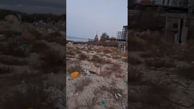 Гора мусора после стройки на набережной Актау