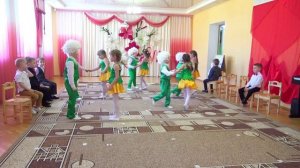 Парный танец _Одуванчики_ в детском саду..mp4