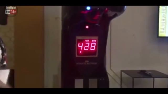 БОЙЦЫ UFS ПРОБИВАЮТ ИГРОВОЙ АВТОМАТ КТО СИЛЬНЕЕ