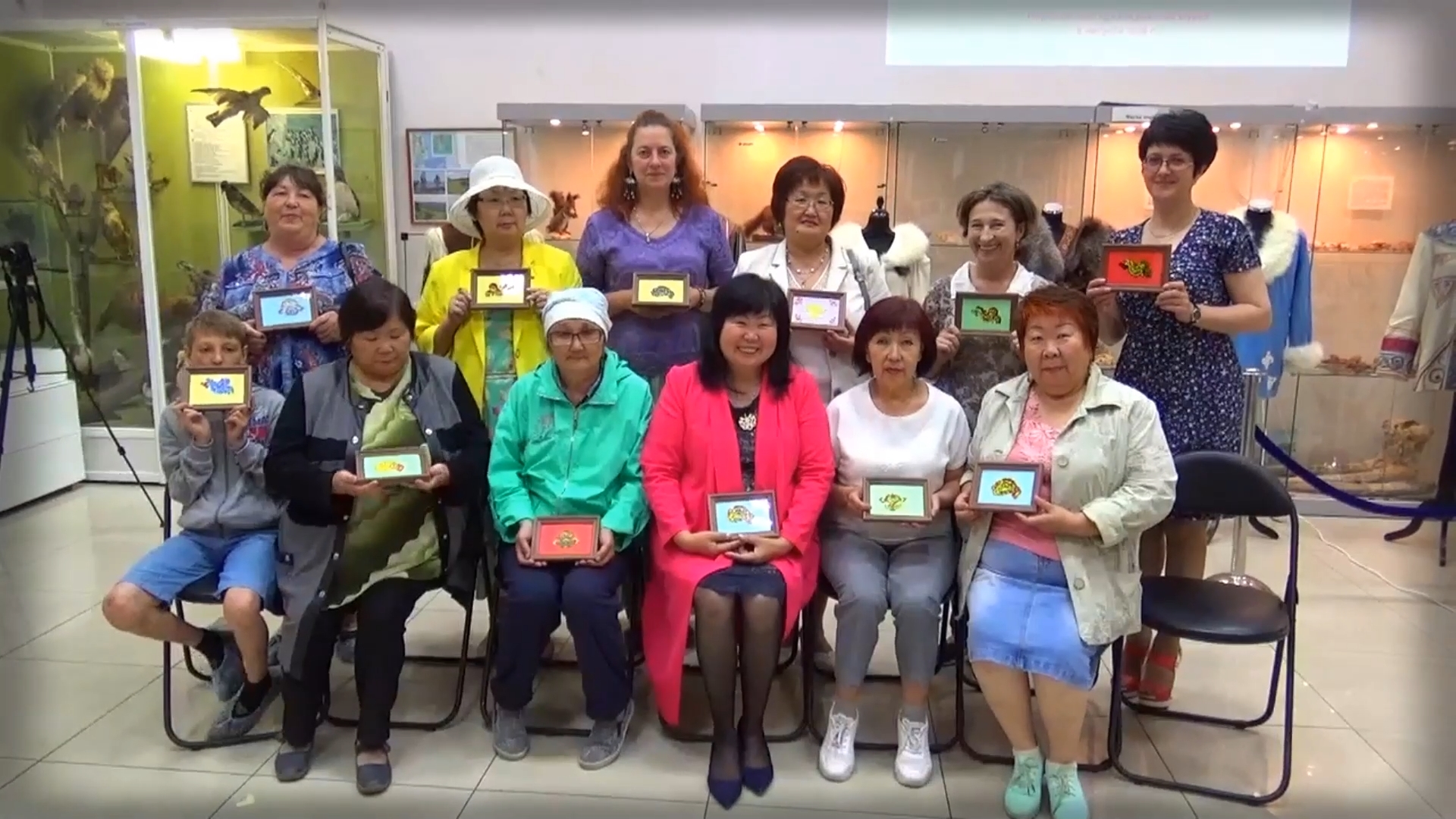 Выставка о жизни и творчестве певца Кола Бельды. Мастер класс Орнаментальная роспись Ольги Бельды. смотреть онлайн