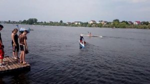 Канаист ходит по воде на каноэ