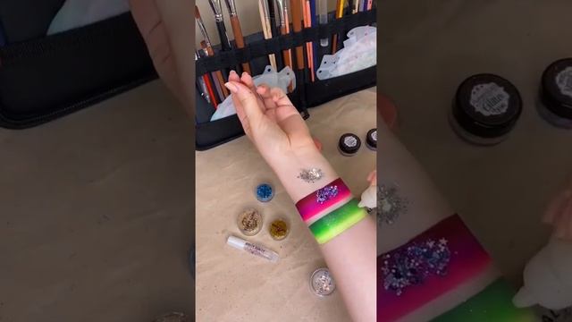 Чем отличаются сухие блестки, гель-блестки, крем-блестки и тюбик-линер??#аквагрим #makeup смотреть онлайн