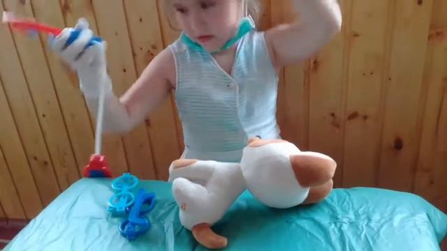 Играем в доктора и лечим "Котенка Гав" и "Попугая Кешу" смотреть онлайн