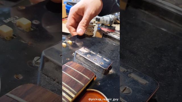 60s HOFNER BASS "Artist 185" with a BROKEN neck PICKUP смотреть онлайн