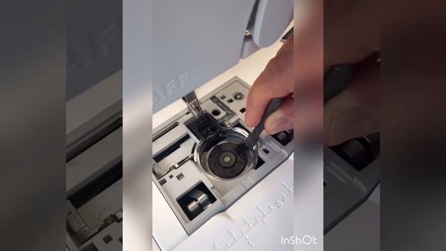 Как сделать чистку машины Pfaff (Пфафф); Чистка шпульной корзины; Pfaff expression 710 смотреть онлайн