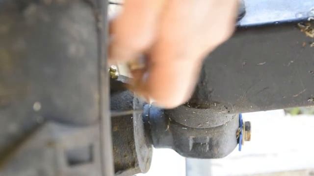 НАБИВАЕМ ЛИТОЛ В РУЛЕВЫЕ ШАРНИРЫ. МИНИТРАКТОР РУСИЧ Т- 12 - 15 смотреть онлайн