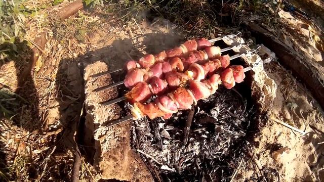 Почувствуй запах мясистого шашлыка! Жарим сочный шашлык без мангала на камнях возле реки. 4 шампура смотреть онлайн