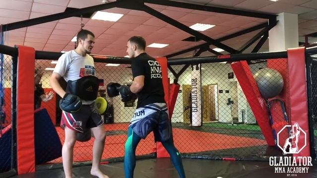 18-ти ударная комбинация и небольшой кипиш?Работа на лапах.GLADIATOR MMA ACADEMY смотреть онлайн