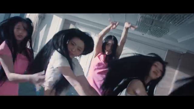 ILLIT (아일릿) ‘Magnetic’ Official MV смотреть онлайн