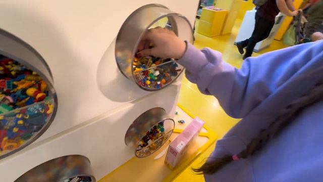 Milana Goes To The LEGO Store! (EPIC LEGO SETS) LEGO Day In Mall Of America смотреть онлайн