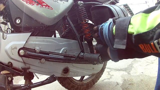 Регулировка задних амортизаторов на Bajaj Boxer 125/150 смотреть онлайн