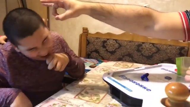 Ислам играет со своим другом хоккей , на шалобан 🤣 смотреть онлайн