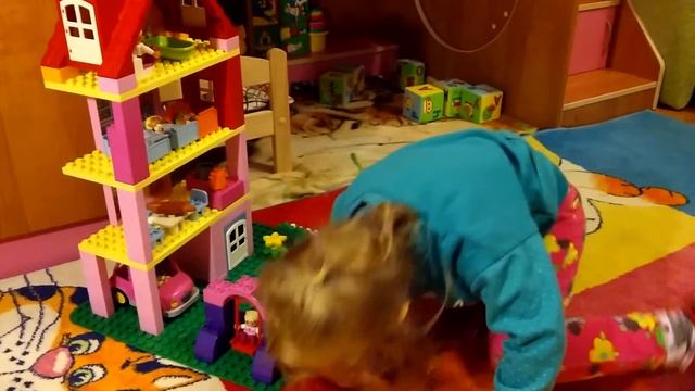 Играем в Лего дом.  Мальчик упал с горки и ударился.