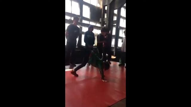 Миша зажигает, брейкданс! смотреть онлайн