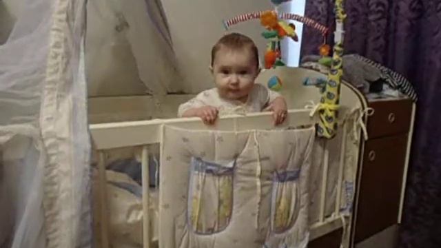 Мой малыш  первый раз встал на ноги