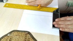 Как проверить строительный угольник на точность. Находим в металлическом угольнике угол 90°.