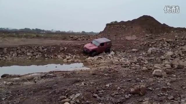 Китайский Wrangler BAIC BJ40 Внедорожний тюнинг испытаниепо бездорожью смотреть онлайн