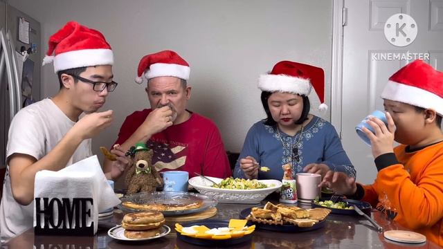 Семейный ПРЕДНОВОГОДНИЙ МУКБАНГ с МАЛОЕЖКАМИ! Омлет с СОСИСКАМИ, Миндальный ОЛАДУШЕК, Сыры, САЛАТ! смотреть онлайн