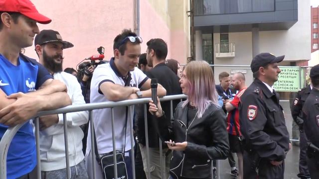 Ждём футболистов Франции у отеля вместе с их фанатами смотреть онлайн