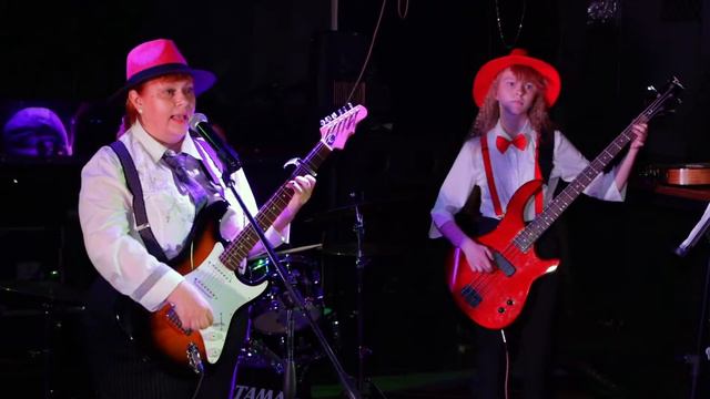 Елена и Лиза Еленевы в ансамбле с Максимом Чебыкиным «Что происходит?» смотреть онлайн