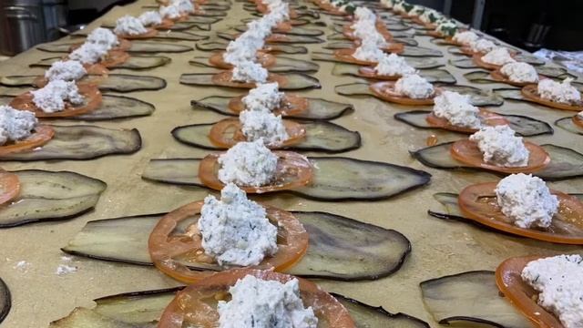 Готовим рулетики из баклажан с творожно-чесночной начинкой