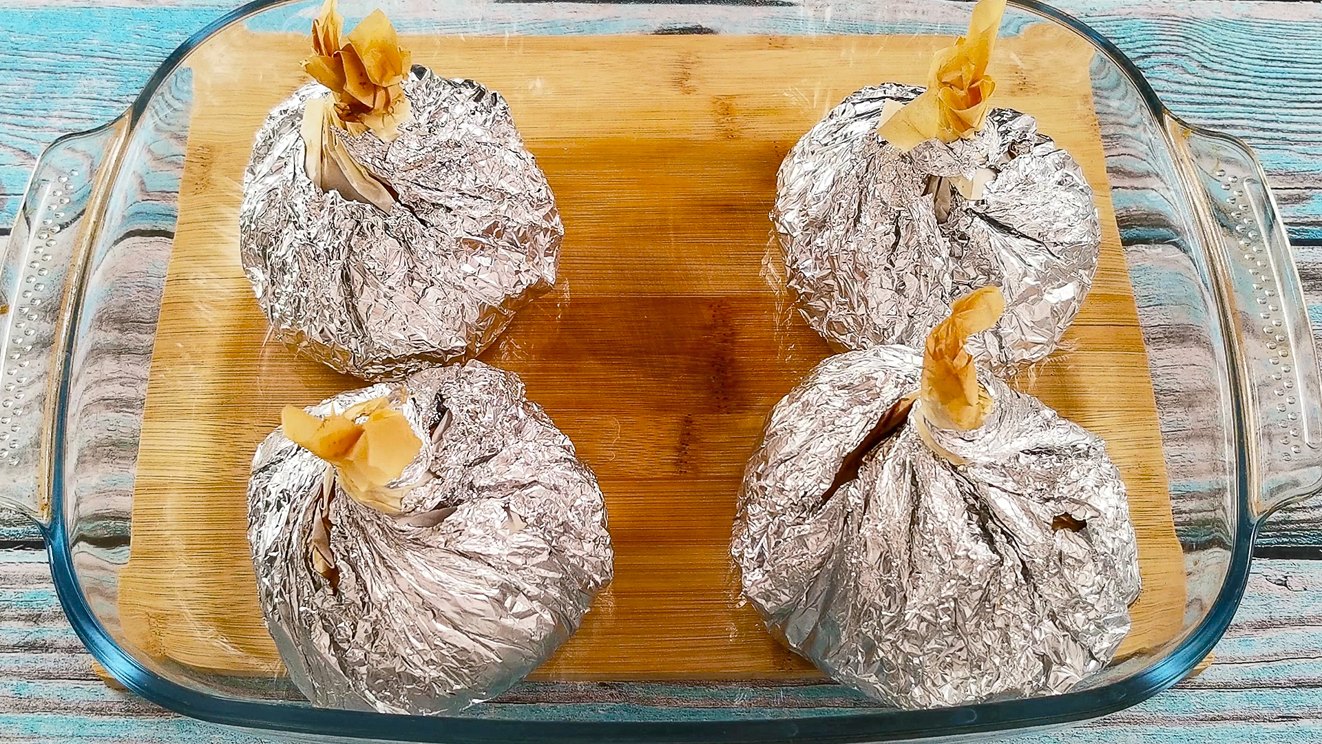 Просто завернул в фольгу мясо с овощами и сыром, и поставил в духовку. Отличный обед из простых прод смотреть онлайн