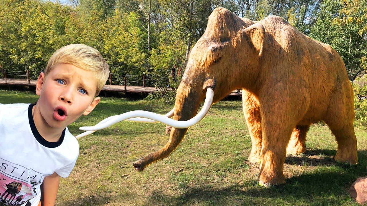 Лев и Глеб играют в Парке с Древними Животными смотреть онлайн