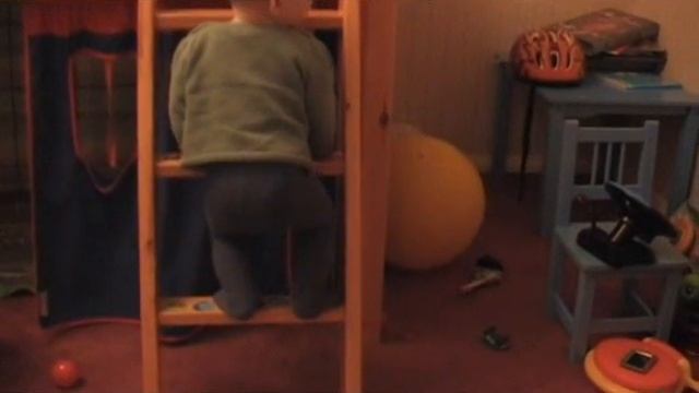Даниэлла (10м) ползёт по лестнице смотреть онлайн