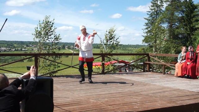Пляска с шашками на Троицких гуляниях в с. Шелота Верховажского района Вологодской области смотреть онлайн
