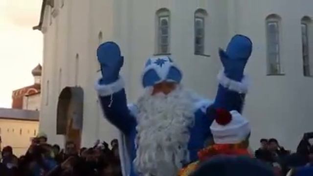 Факел загорелся у голубого Деда Мороза! смотреть онлайн