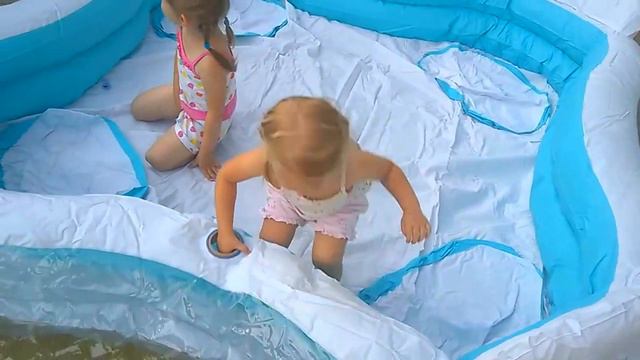 Веселые Игры в Бассейне/Развлечения для детей/Видео для детей. смотреть онлайн